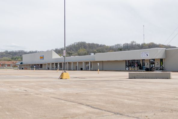 Brooklyn Shopping Center: 923-951 East College Street, Pulaski, TN 38478